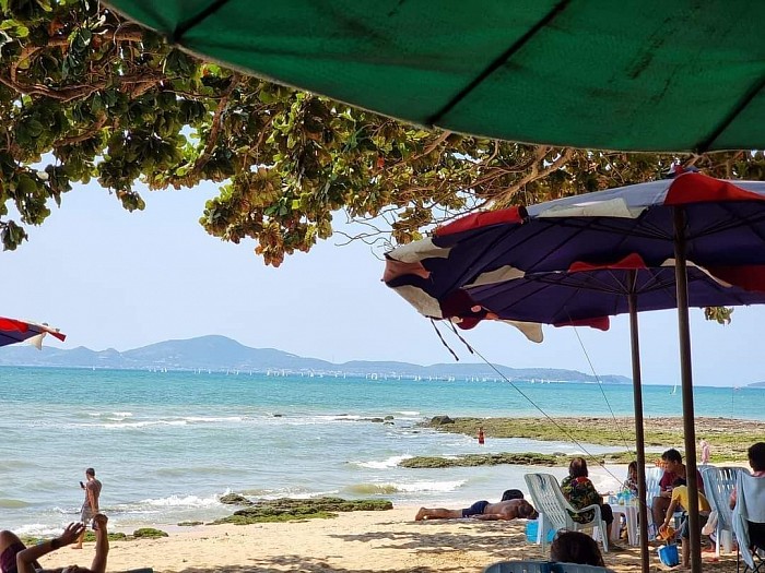 หาดยินยอมหาดลับที่ไม่ลับบนเส้นทาง เขาพระตำหนักพัทยาระหว่างหาดจอมเทียนและหาดพัทยาปัจจุบันมีที่จอดรถถนนเลียบหาดเป็นที่เรียบร้อยแล้ว